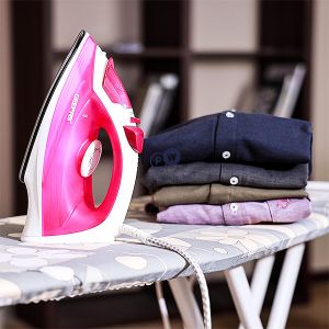 Geepas 1300w Pink Steam Iron